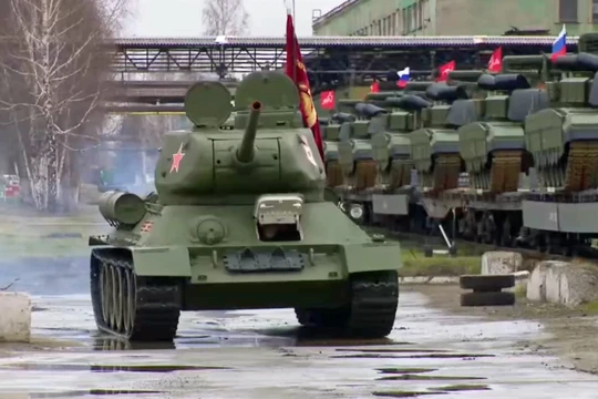 Ảnh chụp màn hình quá trình điều động xe tăng T-72B3M và T-90M từ nhà máy xe tăng Uralvagonzavod được hộ tống bởi xe tăng T-34 thời Thế chiến II. Ảnh: Kyiv Post.