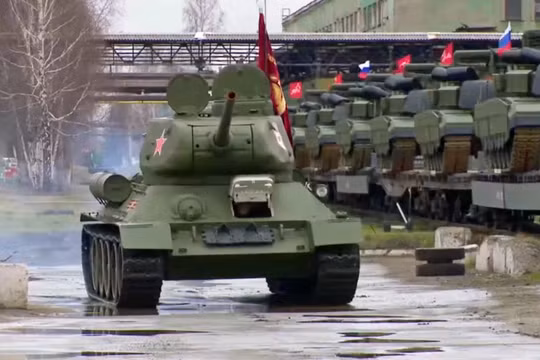 Ảnh chụp màn hình quá trình điều động xe tăng T-72B3M và T-90M từ nhà máy xe tăng Uralvagonzavod được hộ tống bởi xe tăng T-34 thời Thế chiến II. Ảnh: Kyiv Post.