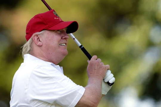 Tổng thống Trump trong một buổi đánh golf (Ảnh : Boston Globe)