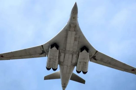 Máy bay ném bom chiến lược Tu-160 của Nga. Ảnh: MW.