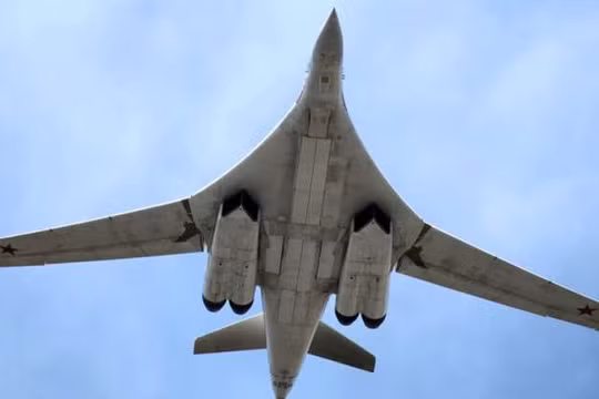 Máy bay ném bom chiến lược Tu-160 của Nga. Ảnh: MW.