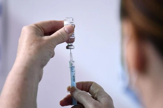 Một nhân viên y tế đang chuẩn bị mũi tiêm vaccine của AstraZeneca (Ảnh: Reuters)