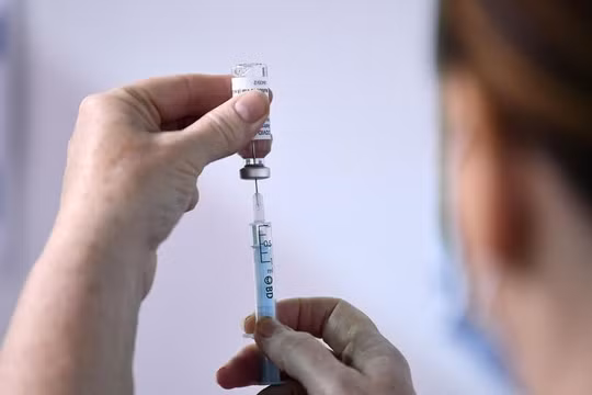 Một nhân viên y tế đang chuẩn bị mũi tiêm vaccine của AstraZeneca (Ảnh: Reuters)