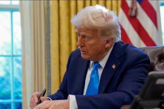 Tổng thống Mỹ Donald Trump ký văn bản tại Phòng Bầu dục ở Nhà Trắng ngày 4/2. Ảnh: Reuters.