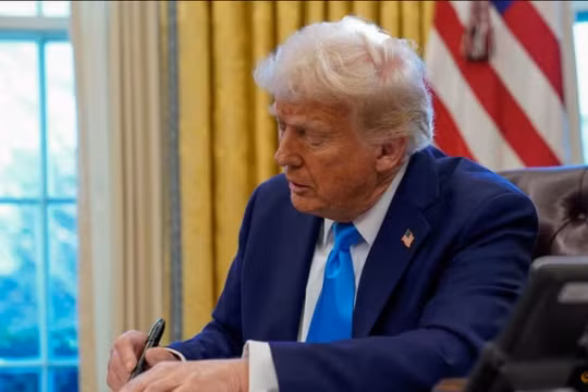 Tổng thống Mỹ Donald Trump ký văn bản tại Phòng Bầu dục ở Nhà Trắng ngày 4/2. Ảnh: Reuters.