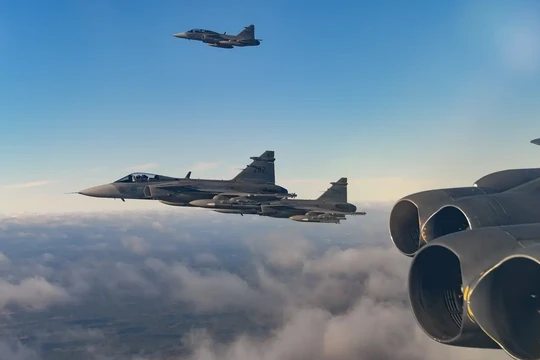Ba máy bay chiến đấu Saab JAS-39 Gripen của Thụy Điển hộ tống một chiếc B-52H Stratofortress trong chuyến bay năm 2022. Ảnh: Không quân Mỹ.