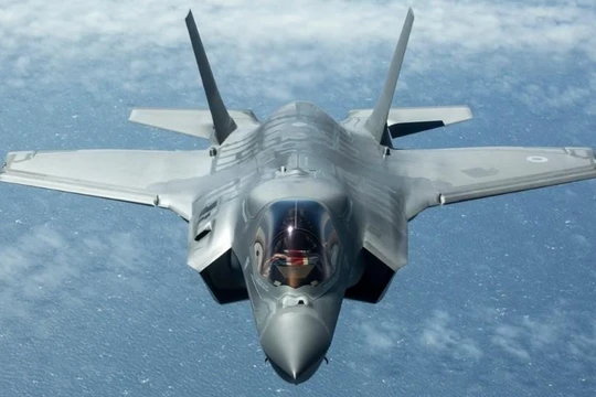 Một chiếc F-35 của Anh gặp nạn trong lúc cất cánh từ tàu sân bay (Ảnh: RT)