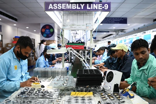 Ấn Độ đã thu hút các công ty toàn cầu tìm kiếm giải pháp thay thế cho Trung Quốc trong bối cảnh căng thẳng địa chính trị (Ảnh: WSJ)