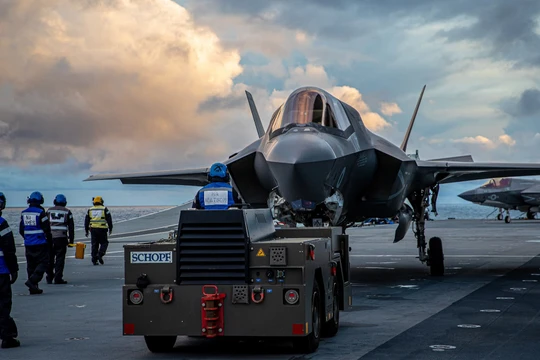 Máy bay tàng hình F-35B trên tàu sân bay HMS Queen Elizabeth của Hải quân Hoàng gia Anh (Ảnh: Nikkei)