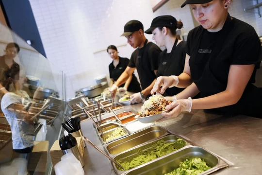 Giám đốc điều hành Scott Boatwright cho biết lượng khách đến Chipotle giảm một phần là do thực khách trẻ tuổi siết chặt chi tiêu. Ảnh: Bloomberg.