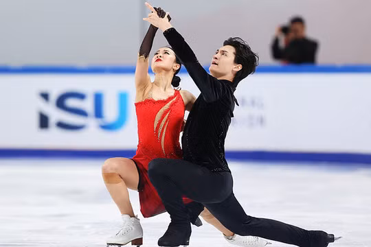 Ren Junfei và Xing Jianing tại giải Grand Prix Cup of China 2025. Ảnh: Getty.