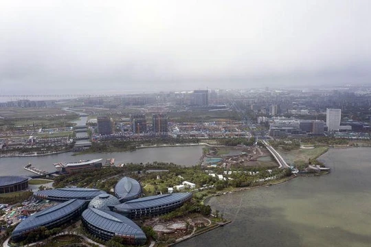 Hồ nhân tạo Dishui ở đặc khu Lingang (Ảnh: Bloomberg)