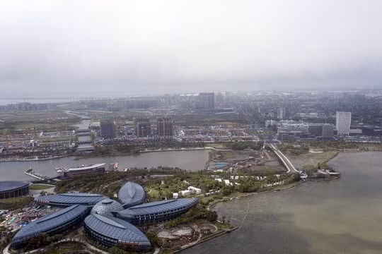 Hồ nhân tạo Dishui ở đặc khu Lingang (Ảnh: Bloomberg)