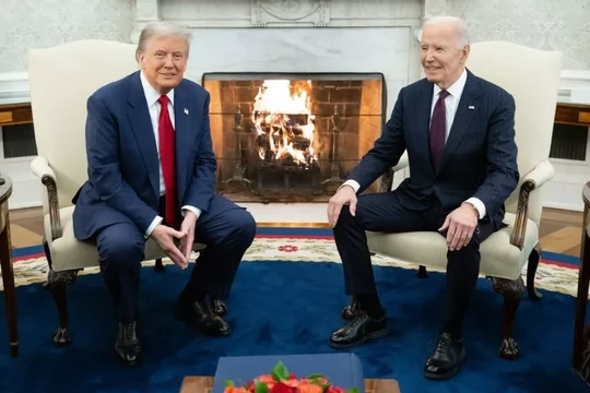 Tổng thống đắc cử Mỹ Donald Trump và Tổng thống Joe Biden tại Phòng Bầu dục của Nhà Trắng ở Washington, DC vào ngày 13/11 (Ảnh: AFP)