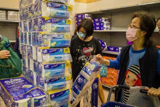 Người dân Hong Kong trong "cuộc chạy đua" mua giấy vệ sinh trong siêu thị (Ảnh: CNN)