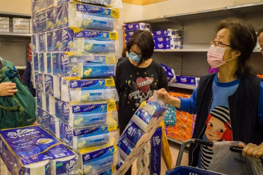 Người dân Hong Kong trong "cuộc chạy đua" mua giấy vệ sinh trong siêu thị (Ảnh: CNN)