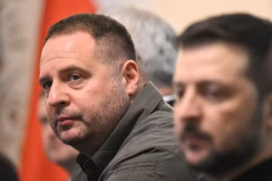 Chánh Văn phòng Tổng thống Ukraine Andriy Yermak (trái) tham dự cuộc họp cùng Tổng thống Ukraine Volodymyr Zelensky tại Warsaw, Ba Lan vào ngày 15/1. Ảnh: AFP.