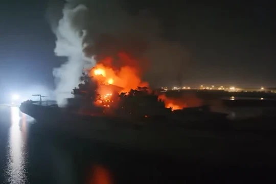 Tàu sân bay Minsk của Liên Xô cũ bốc cháy trên đầm phá ở Trung Quốc cuối tuần qua (Ảnh: The Sun)