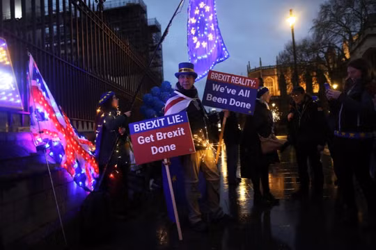 Những người phản đối Brexit tuần hành bên ngoài tòa nhà Hạ viện ở London, Anh (Ảnh: Reuters)