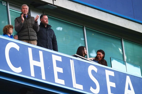 Roman Abramovich đứng vỗ tay trên khán đài trong một trận đấu của Chelsea ở sân Stamford Bridge, London (Ảnh: Getty)
