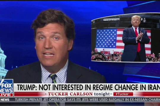Người dân chương trình Tucker Carlson chỉ trích quyết định không kích tiêu diệt tướng Iran của ông Trump trong một chương trình phát sóng tối 3/1 (Ảnh: Getty)
