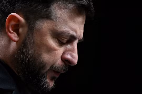 Tổng thống Ukraine Volodymyr Zelensky đối mặt với quyết định khó khăn nhất từ trước đến nay. Ảnh: AFP.