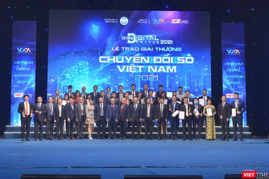 Đại diện các cơ quan, tổ chức lên nhận Giải thưởng Chuyển đối số Việt Nam 2021