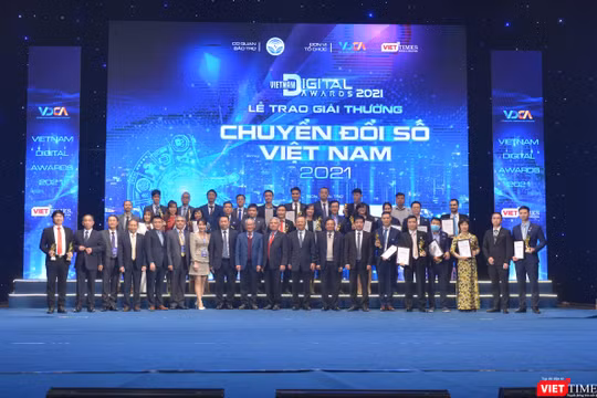 Đại diện các cơ quan, tổ chức lên nhận Giải thưởng Chuyển đối số Việt Nam 2021