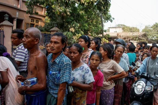 Người dân xếp hàng nhận hàng cứu trợ sau trận động đất mạnh gần tâm chấn ở Sagaing, Myanmar. Ảnh: Reuters.