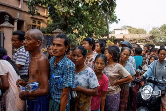 Người dân xếp hàng nhận hàng cứu trợ sau trận động đất mạnh gần tâm chấn ở Sagaing, Myanmar. Ảnh: Reuters.