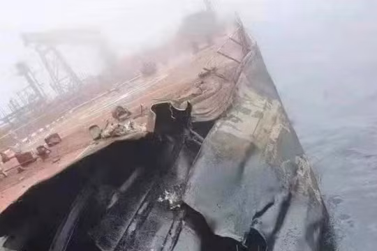 Đánh giá sơ bộ cho thấy có khoảng 500 tấn dầu đã tràn ra biển (Ảnh: Handout)