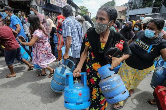 Người dân Sri Lanka phải sống trong cảnh thiếu năng lượng trầm trọng suốt nhiều ngày (Ảnh: FT)