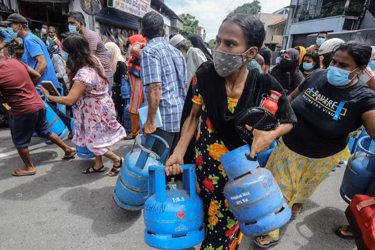Người dân Sri Lanka phải sống trong cảnh thiếu năng lượng trầm trọng suốt nhiều ngày (Ảnh: FT)