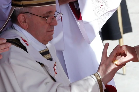 Chiếc Nhẫn ngư phủ được đeo trên ngón tay của Giáo hoàng Francis trong thánh lễ nhậm chức của ông tại Vatican vào ngày 19/3/2013. Ảnh: Reuters.