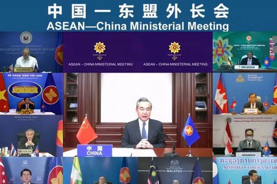 Ngoại trưởng Trung Quốc Vương Nghị phát biểu trong cuộc họp trực tuyến hôm 3/8 (Ảnh: Handout)