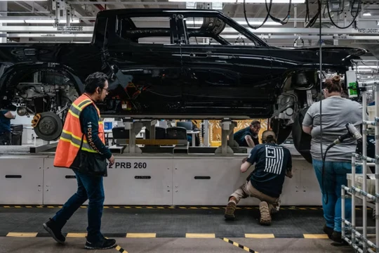 Tăng trưởng năng suất lao động ở Mỹ cao hơn gấp đôi so với khu vực đồng euro và Anh trong 2 thập kỷ qua (Ảnh: Bloomberg)