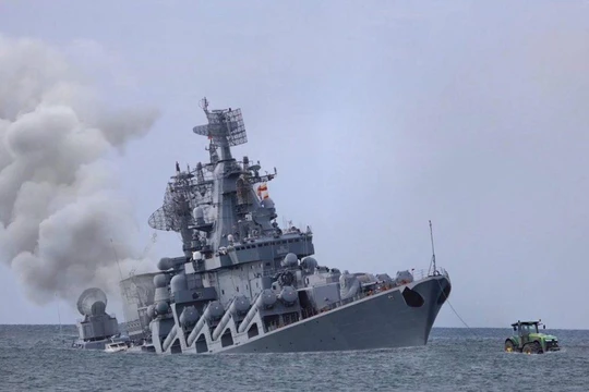 Tàu Moskva của Nga được kéo về cảng sau khi chịu thiệt hại vì đòn tấn công (Ảnh: Flickr)