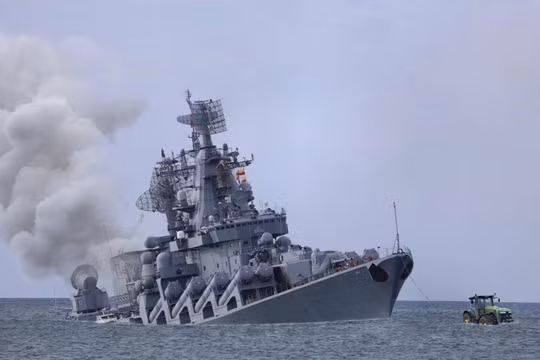 Tàu Moskva của Nga được kéo về cảng sau khi chịu thiệt hại vì đòn tấn công (Ảnh: Flickr)