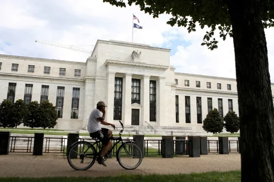 Giới chức Fed vẫn tin rằng chưa phải lúc để thảo luận về việc cắt giảm lãi suất (Ảnh: Reuters)