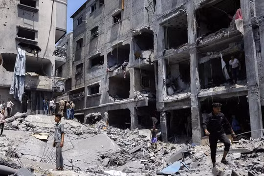 Hậu quả của cuộc tấn công của Israel vào một tòa nhà ở Thành phố Gaza vào tháng 6. Ảnh: NYTimes.