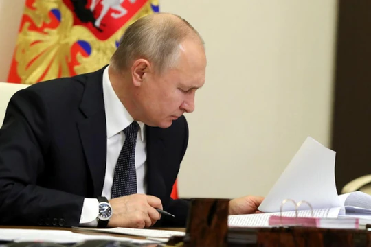 Tổng thống Putin đã ký thông qua luật gia hạn New START với Mỹ (Ảnh: Moscow Times)