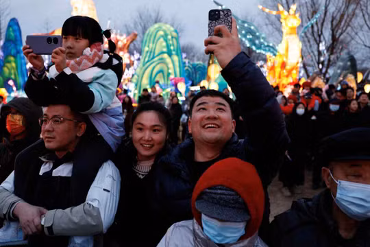 Người dân Trung Quốc tham gia Lễ hội đèn lồng, đánh dấu sự kết thúc của lễ đón Tết Nguyên đán, ở Bắc Kinh vào ngày 24/2 (Ảnh: Reuters)