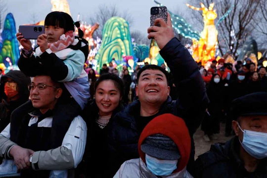 Người dân Trung Quốc tham gia Lễ hội đèn lồng, đánh dấu sự kết thúc của lễ đón Tết Nguyên đán, ở Bắc Kinh vào ngày 24/2 (Ảnh: Reuters)