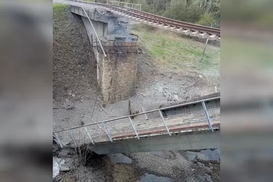 Hình ảnh cây cầu đường sắt bị đánh sập ở Nga (Ảnh: Telegram)