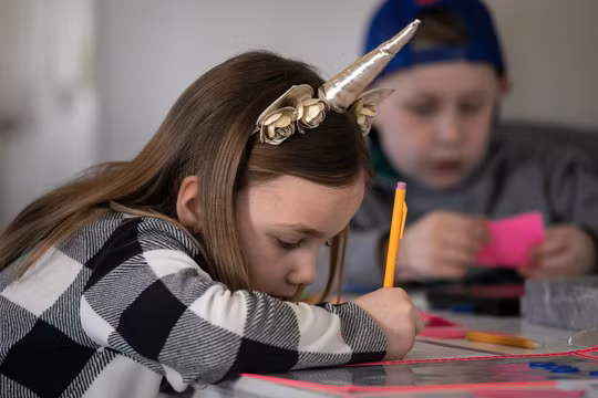 Nhiều nước đóng cửa trường học trong bối cảnh dịch virus corona, trẻ em phải ở nhà (Ảnh: Guardian)