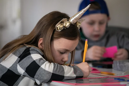 Nhiều nước đóng cửa trường học trong bối cảnh dịch virus corona, trẻ em phải ở nhà (Ảnh: Guardian)