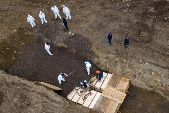 Một bức ảnh chụp từ drone cho thấy cảnh chôn cất tập thể trên đảo Hart ở New York (Ảnh: CNN)