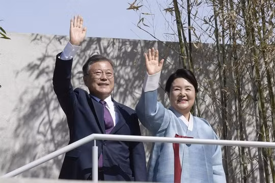 Cựu Tổng thống Hàn Quốc Moon Jae-in và vợ (Ảnh: Korea Times).