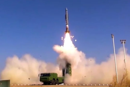 Hình ảnh một vụ phóng tên lửa hành trình DF-100. Ảnh: MW.