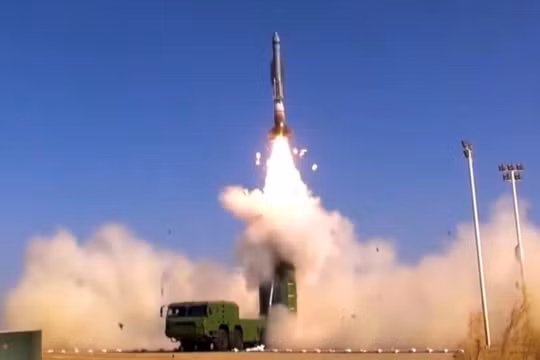 Hình ảnh một vụ phóng tên lửa hành trình DF-100. Ảnh: MW.